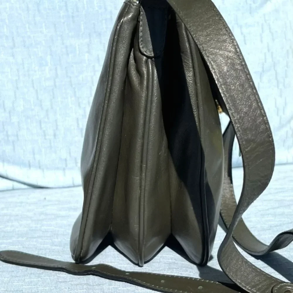 Satchi Italian Made Hunter Green Leather Crossbody With Brushed Gold Trim